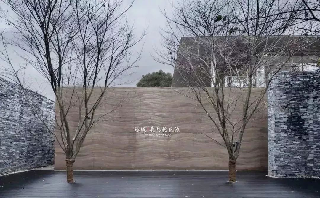 义乌这地方太惊艳！2880只瓷碗铺地，30万元一株的羽毛枫，近百万元一棵的黑松……