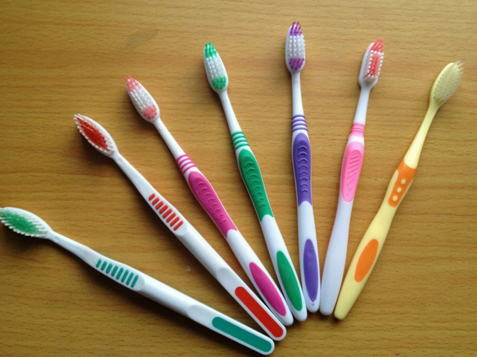 电动牙刷清理手机扬声器灰尘,用干净的牙刷弄手机灰尘