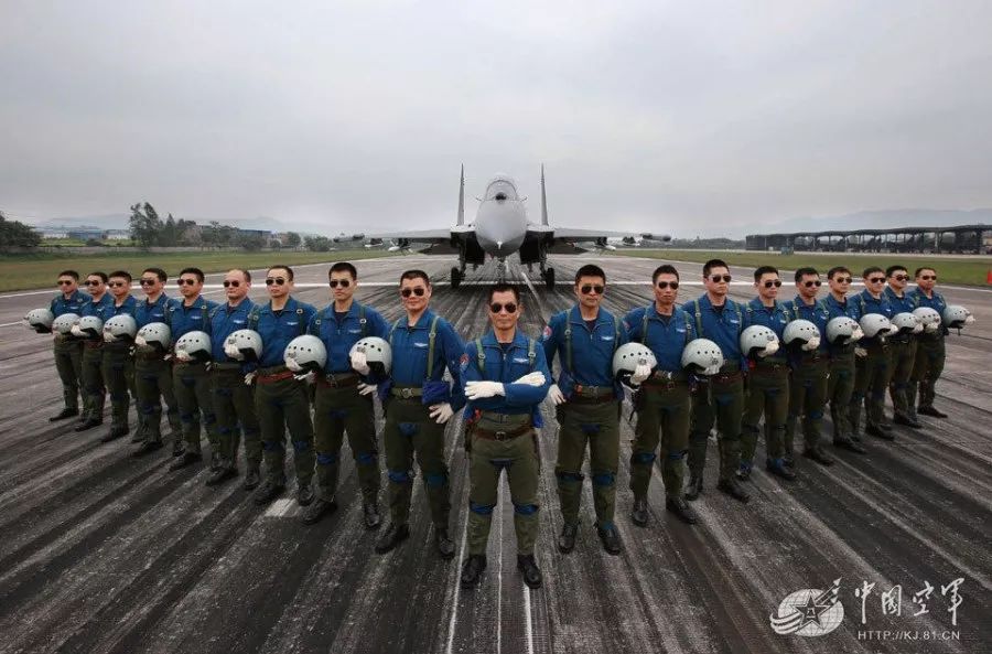 创造历史纪录的飞行员,祝贺兴义3名学子被录取为飞行员