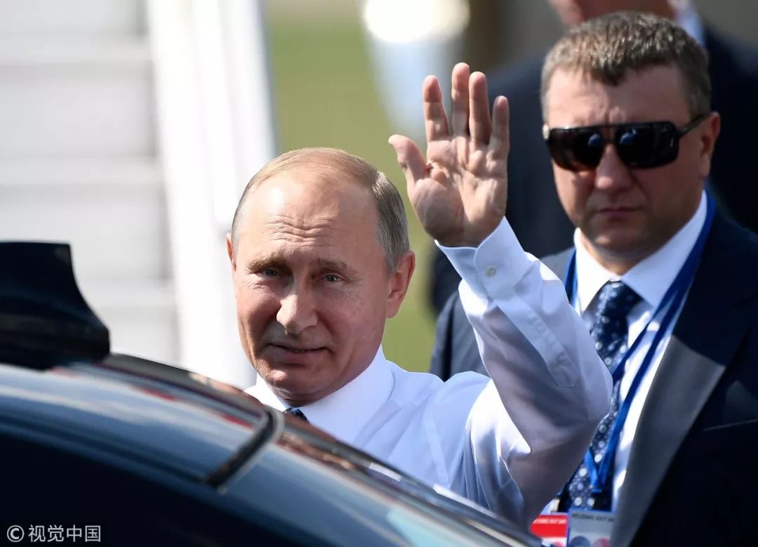 普京迟到、特朗普挤眼睛、记者会上赠球……“普特会”有哪些细节？