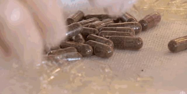 老外学中国吃大葱煎饼,外国人学中国人吃米饭