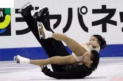 花样滑冰“尴尬”害羞瞬间，摄影师无死角*拍偷**，网友看完不高兴了