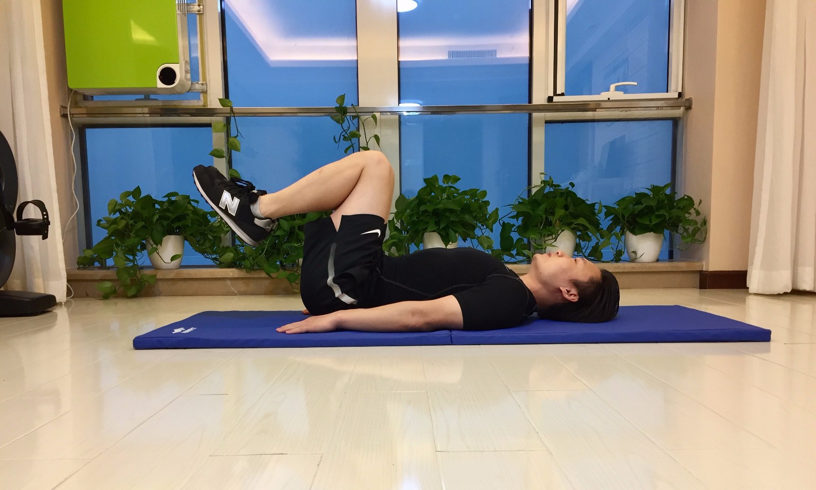 调整骨盆前倾的动作,骨盆前倾的手法复位