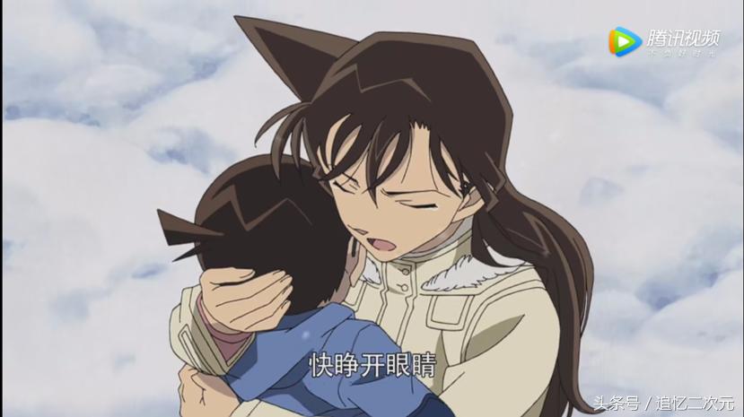 柯南被埋在雪堆里,柯南为救小兰被埋在雪下