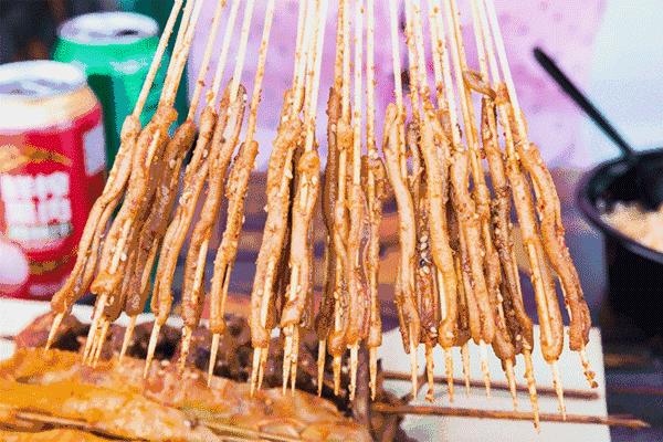 炸串刷“神酱”！路过不一定会进的小店，竟吃出了童年的味道！