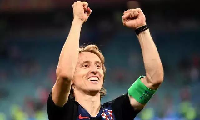 战机护航直播,克罗地亚首都数万球迷狂欢庆祝