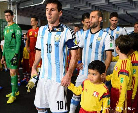 为什么每个球员都要带一个球童,为什么球员进场牵小孩