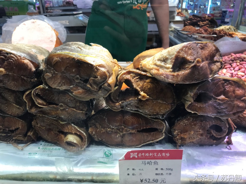 外国人品尝哈尔滨美食,外国人吃红肠