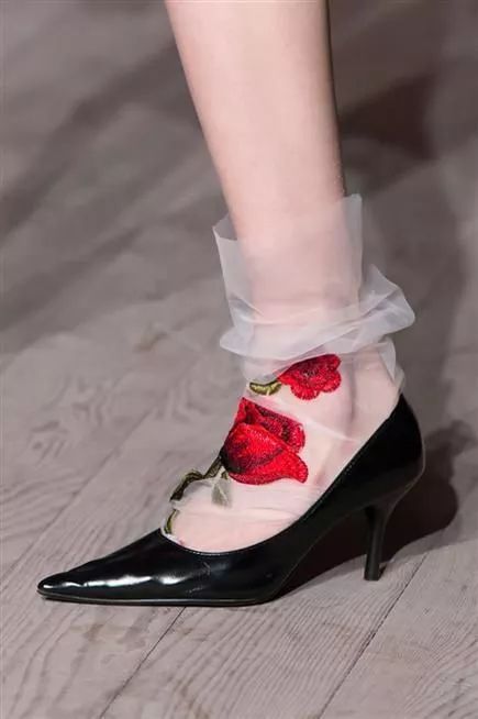 当我们穿着相同鞋子的时候,只有袜子能代表你的个性了