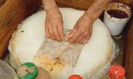 大妈街头摆摊卖冰凉小吃,大妈特色小吃生意