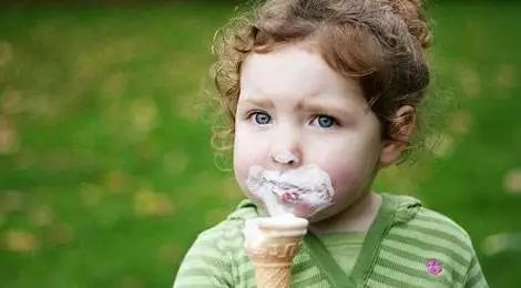 爱吃冰淇淋的熊孩子,小朋友想吃冰淇淋要怎么阻止