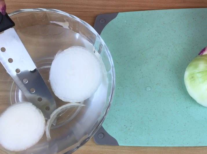 切洋葱有什么办法不辣眼睛吗,洋葱怎么切才不辣眼睛的小妙招