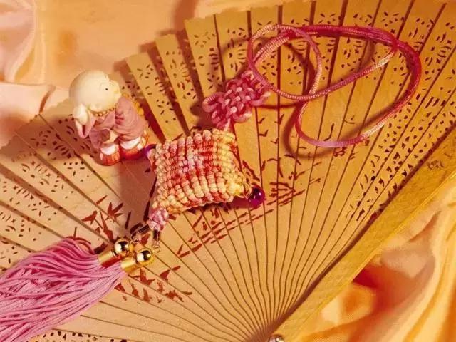 中国结是中国的一种传统而典型,中国结的样式和寓意