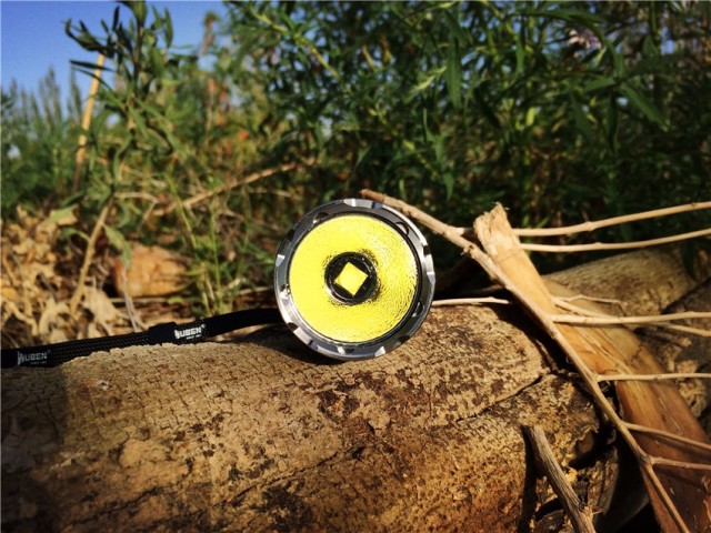 一射就是一大片，务本A214200流明直充强光手电实测