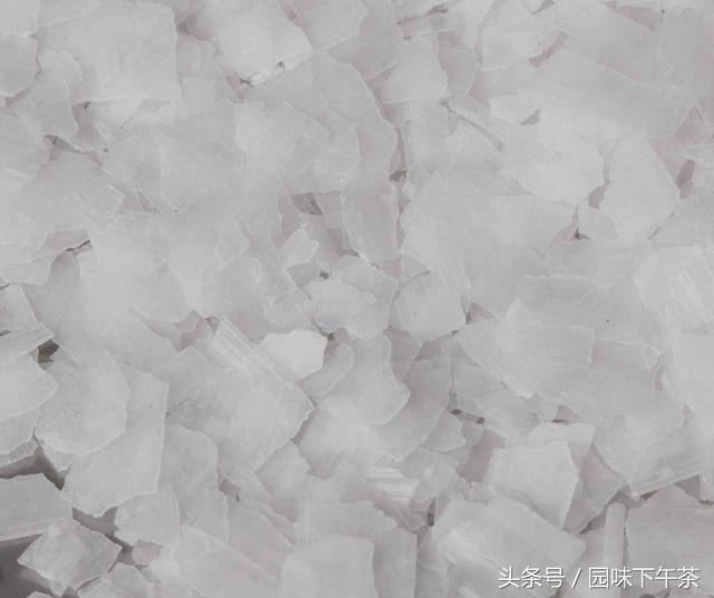 误食稀释后的烧碱的危害,3岁女童误把烧碱当成白糖吃下