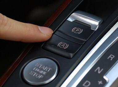 忘了拉手刹交通事故视频,司机忘了拉手刹