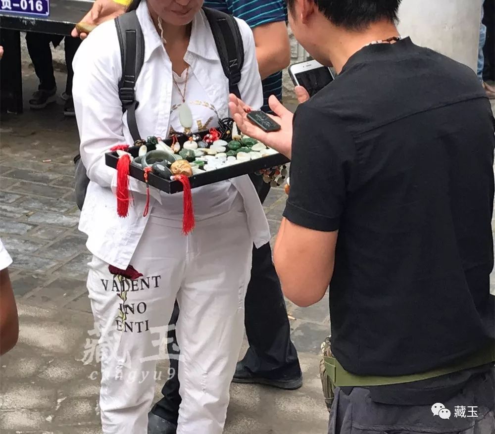 18个雕件45万！我在手机上看了一场和田玉的直播……