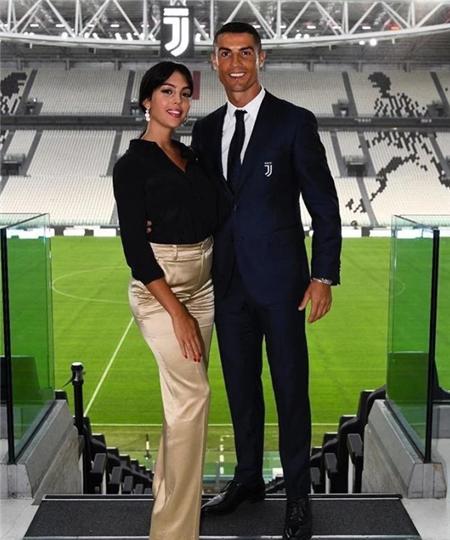 c罗与c罗老婆秀恩爱,c罗携手未婚妻拍全家福