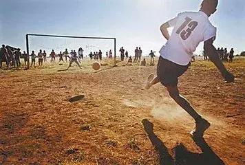 足球不只是一项运动英文,足球的确是一个有温度的运动