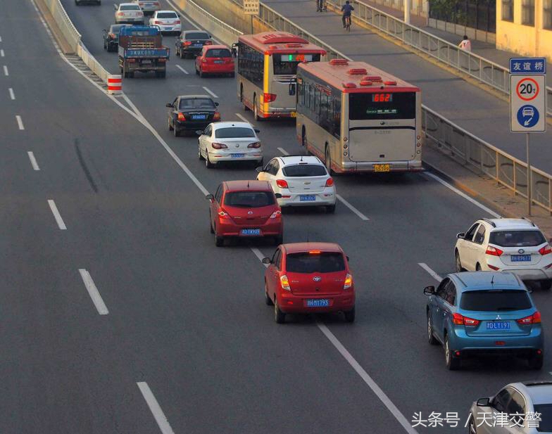 快速路出口压白实线怎么处罚,高速违法实线变道怎么处罚