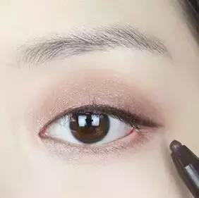 单眼皮适合的画眼线方法,单眼皮不同眼型怎么画眼线