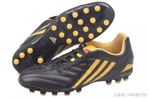 如何根据场地选择足球鞋,各种足球鞋适合什么场地