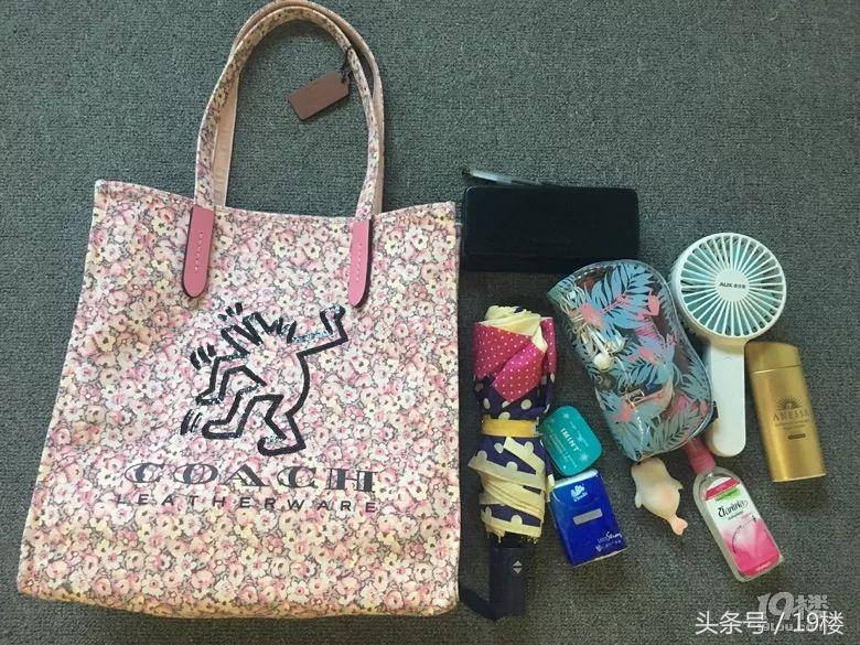 恨不得把喵塞包里!“扒光”四个姑娘的包包后,辣妈们流下了眼泪