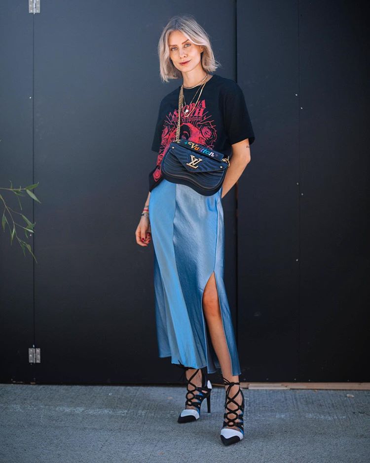 背带上有字母的斜挎包,背带上有英文的包包