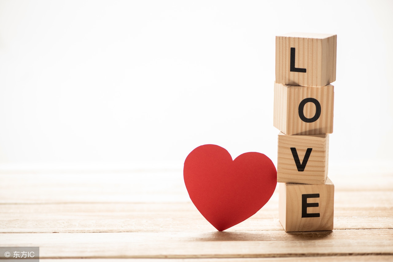 男朋友爷爷去世把我名字刻墓碑,男友爸爸去世墓碑上可以刻名字吗