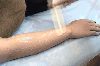 要想穿得少，脱毛要趁早！我用10款脱毛产品薅光了男同事的腿毛