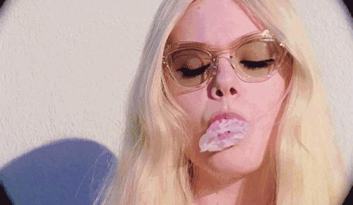 被软色情“榨干”的年轻人们