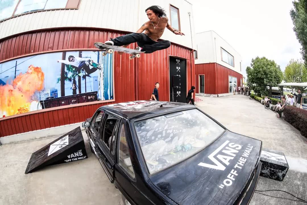 潮闻快食知名鞋店Solebox要求买家上脚离店!