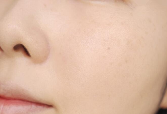 雅诗兰黛沁水粉底液夏天适合用吗,雅诗兰黛粉底液适合秋冬天吗