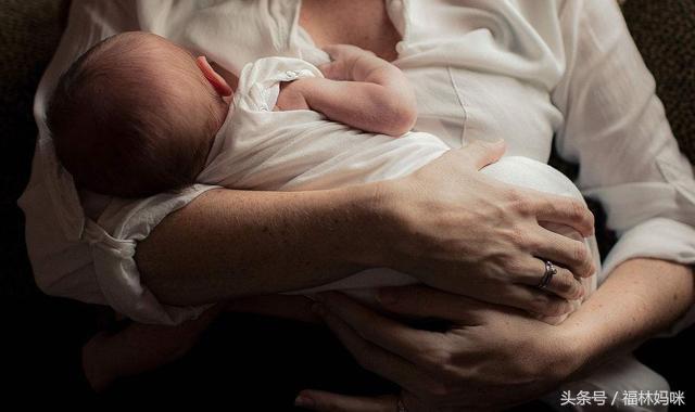 新生儿腹泻的表现及解决办法,宝宝吃母乳腹泻是什么原因造成的