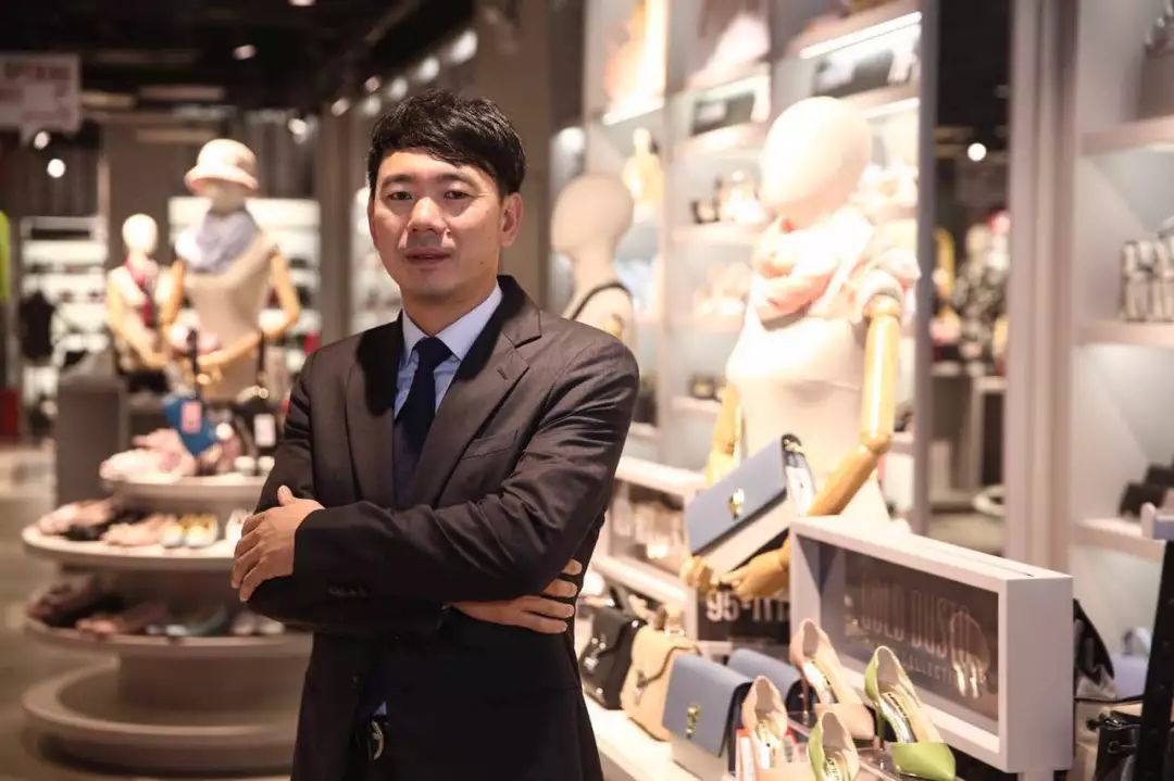 特稿|一双鞋79元,8000家门店,被达芙妮、意尔康视作“最可怕的对手”!