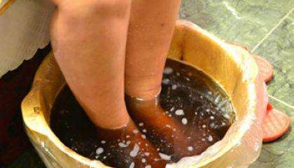 积食发烧可以用艾叶水泡脚吗,艾叶和柚子皮煮水泡脚的功效