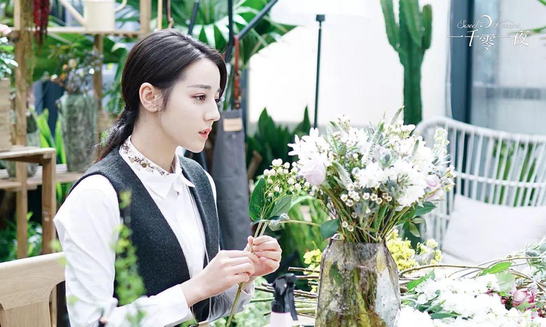 迪丽热巴早期穿维吾尔族服饰,迪丽热巴一千零一夜穿搭