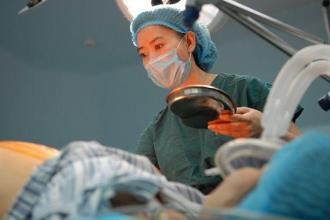 深夜产房生娃,临产孕妇在产房