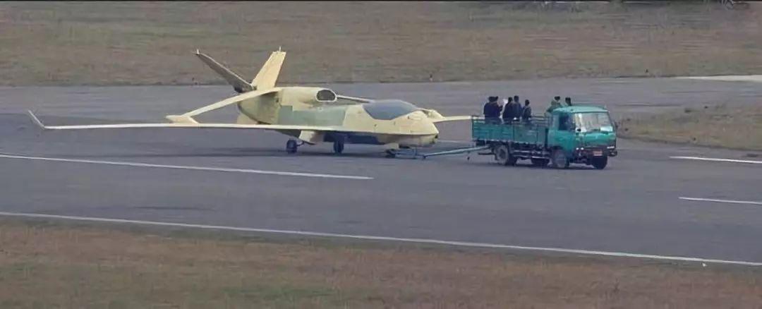 只有先进*器武**才能披三色编制袋！解放军现在还用哪些土法子？