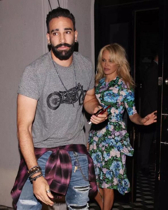 她曾结婚3次,和前夫相识4天闪婚!如今和小自己18岁的法国脚相恋