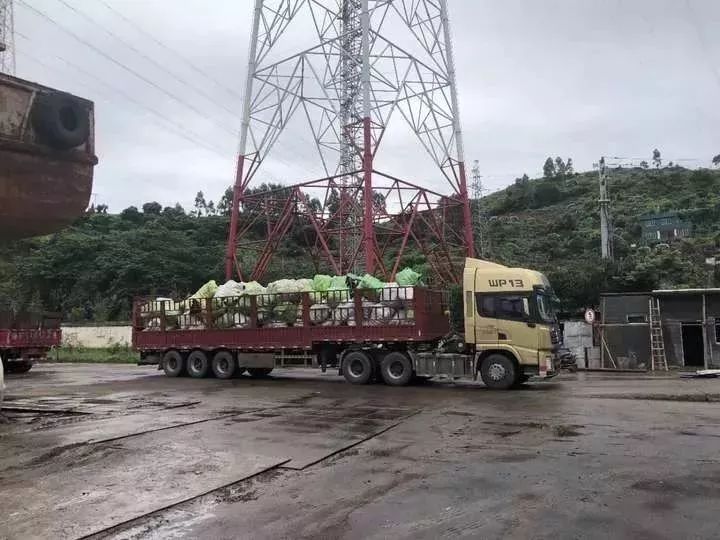 你买的衣服可能来自太平间！恶臭！数百吨韩国人扔掉的旧衣服刚刚被截！