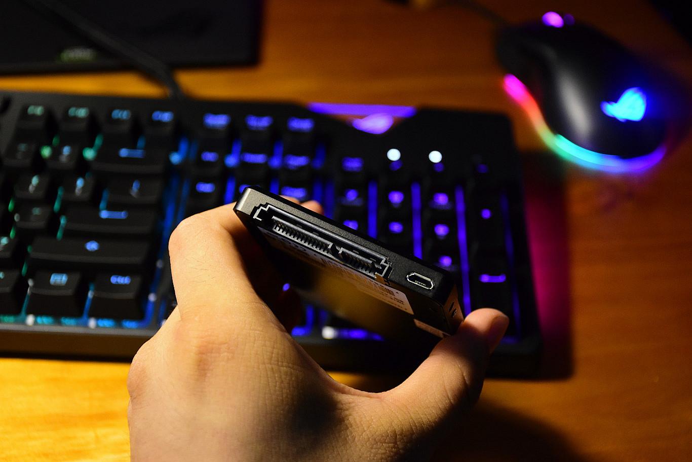 只有CPU不能RGB了！十铨 T-Force Delta RGB 250GB 固态硬盘开箱