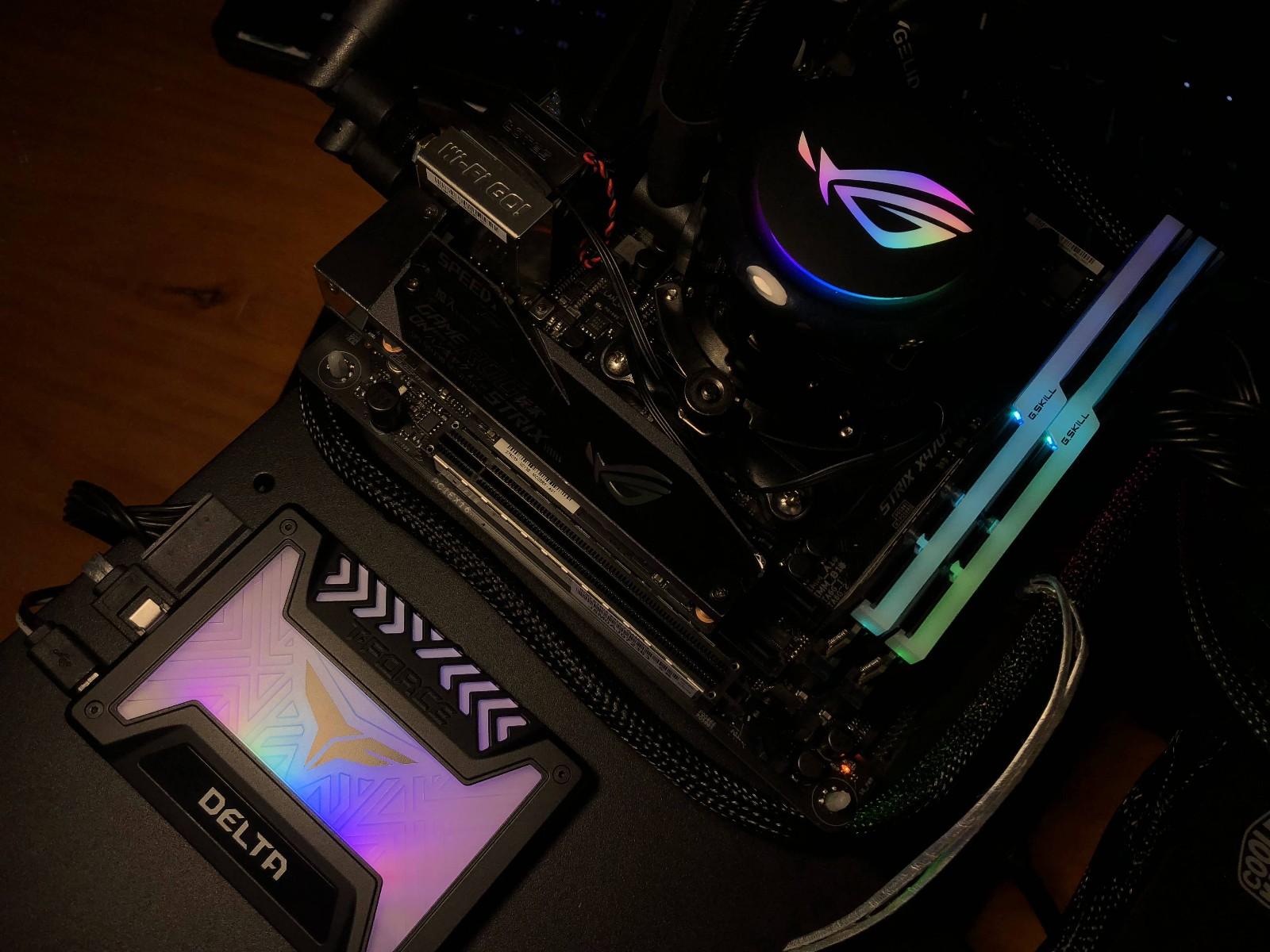 只有CPU不能RGB了！十铨 T-Force Delta RGB 250GB 固态硬盘开箱