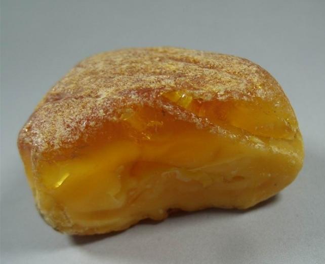 俄料蜜蜡和乌料蜜蜡原石,蜜蜡有假的吗假的是什么材料的