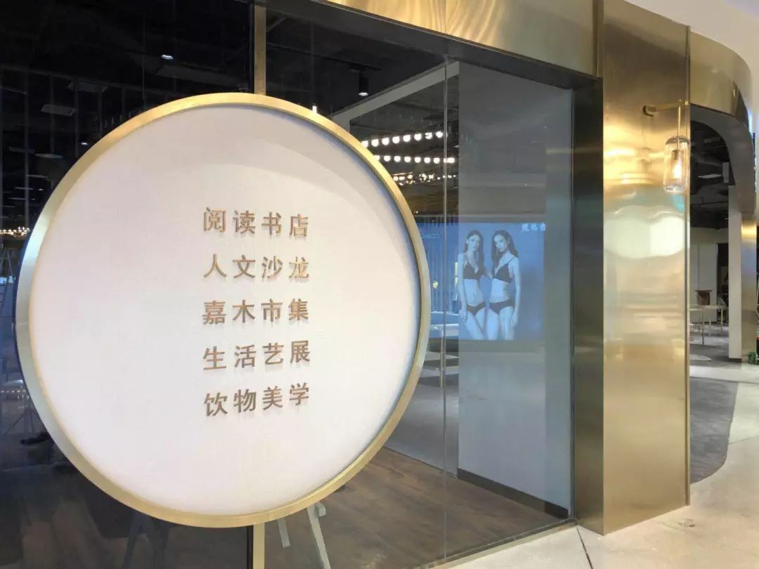 网红街打卡美女,网红街美女如云