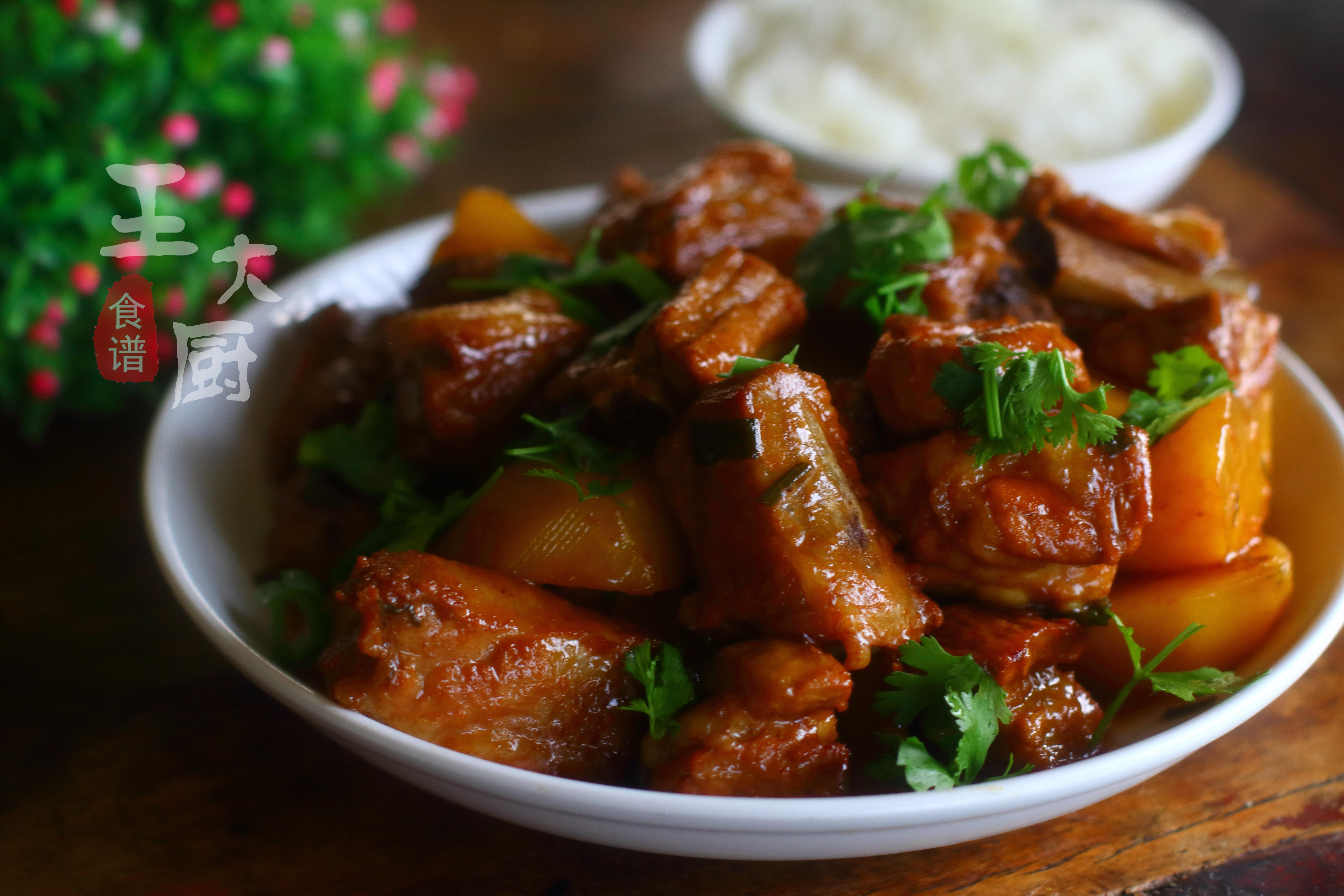 红烧排骨放土豆好吃还是不放好吃,红烧排骨的家常做法加土豆干香菇