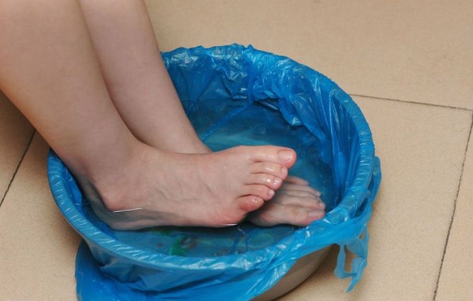 怎样泡脚能去脚上的干皮,泡脚有没有改善皮肤干燥