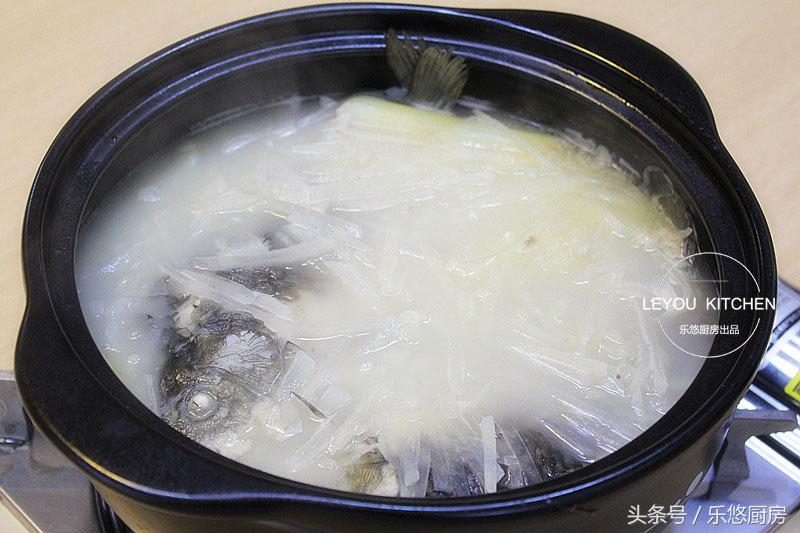 如何炖鲫鱼汤更好喝,怎样煮鲫鱼汤才有营养价值