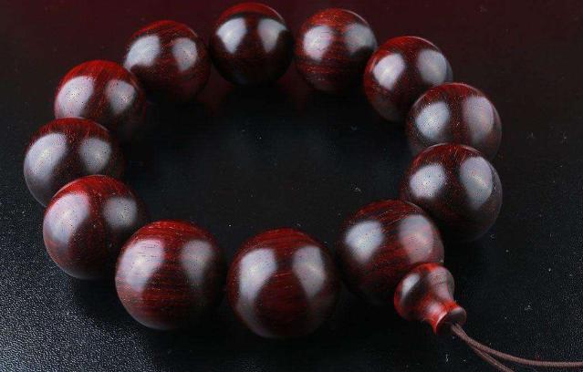 小叶紫檀戴手套盘掉色正常吗,小叶紫檀盘了3年了还掉色为什么