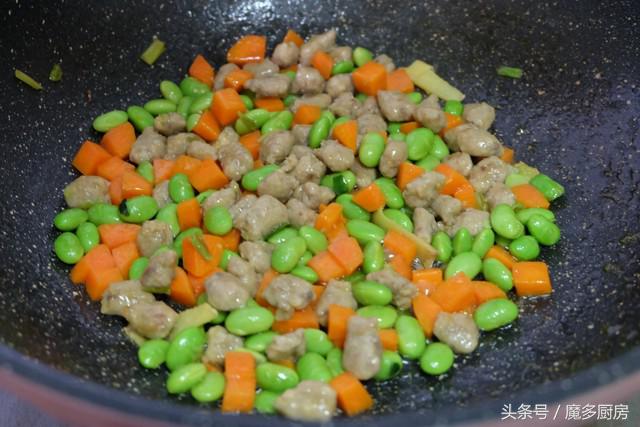 芹菜炒毛豆豆干的做法大全视频,鸡胸肉炒毛豆胡萝卜的家常做法